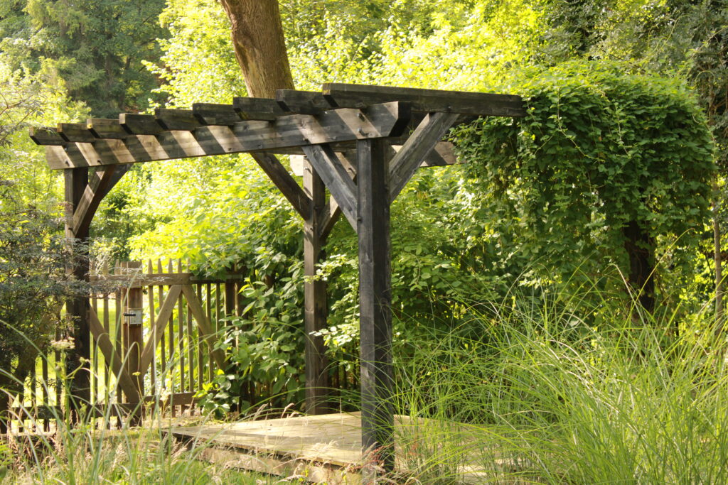 Pergola en bois dans un jardin